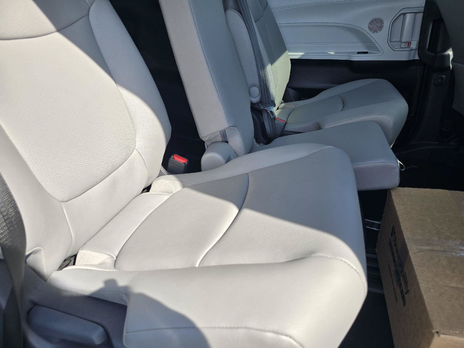 Used 2026 Toyota Sienna XLE FWD image 19