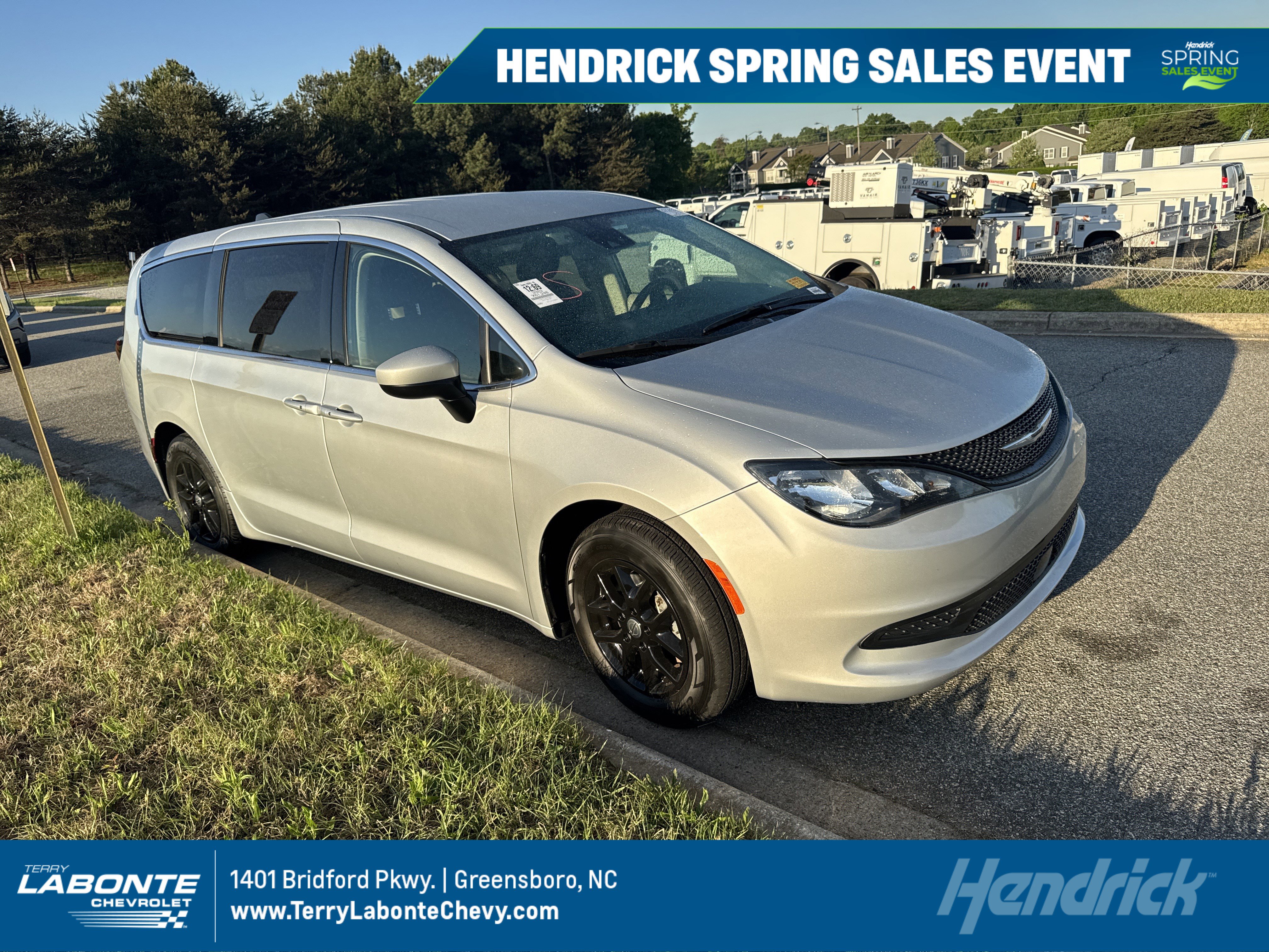 Used 2023 Chrysler Voyager LX image 1