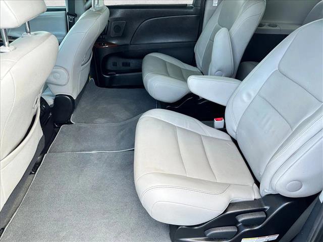 Used 2015 Toyota Sienna XLE image 21