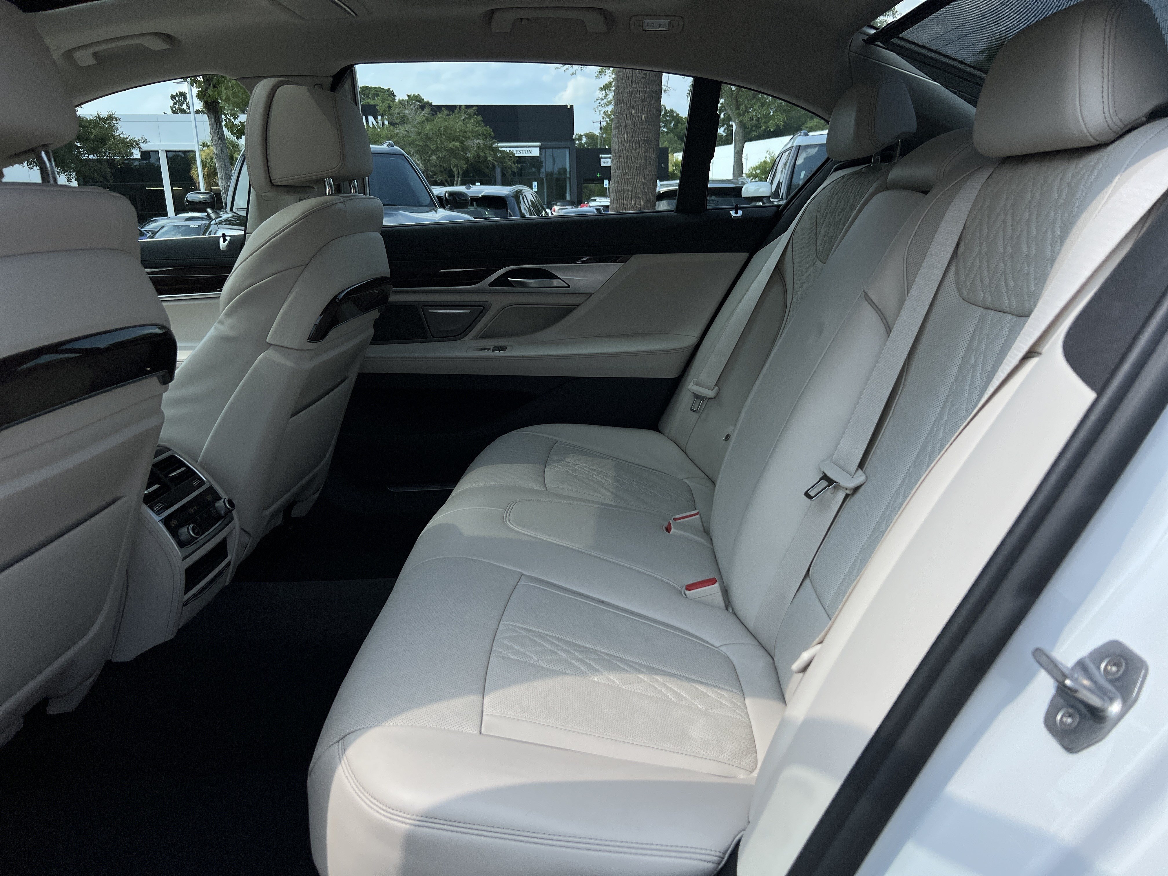 Used 2020 BMW 740i w/ Premium Package RWD image 31