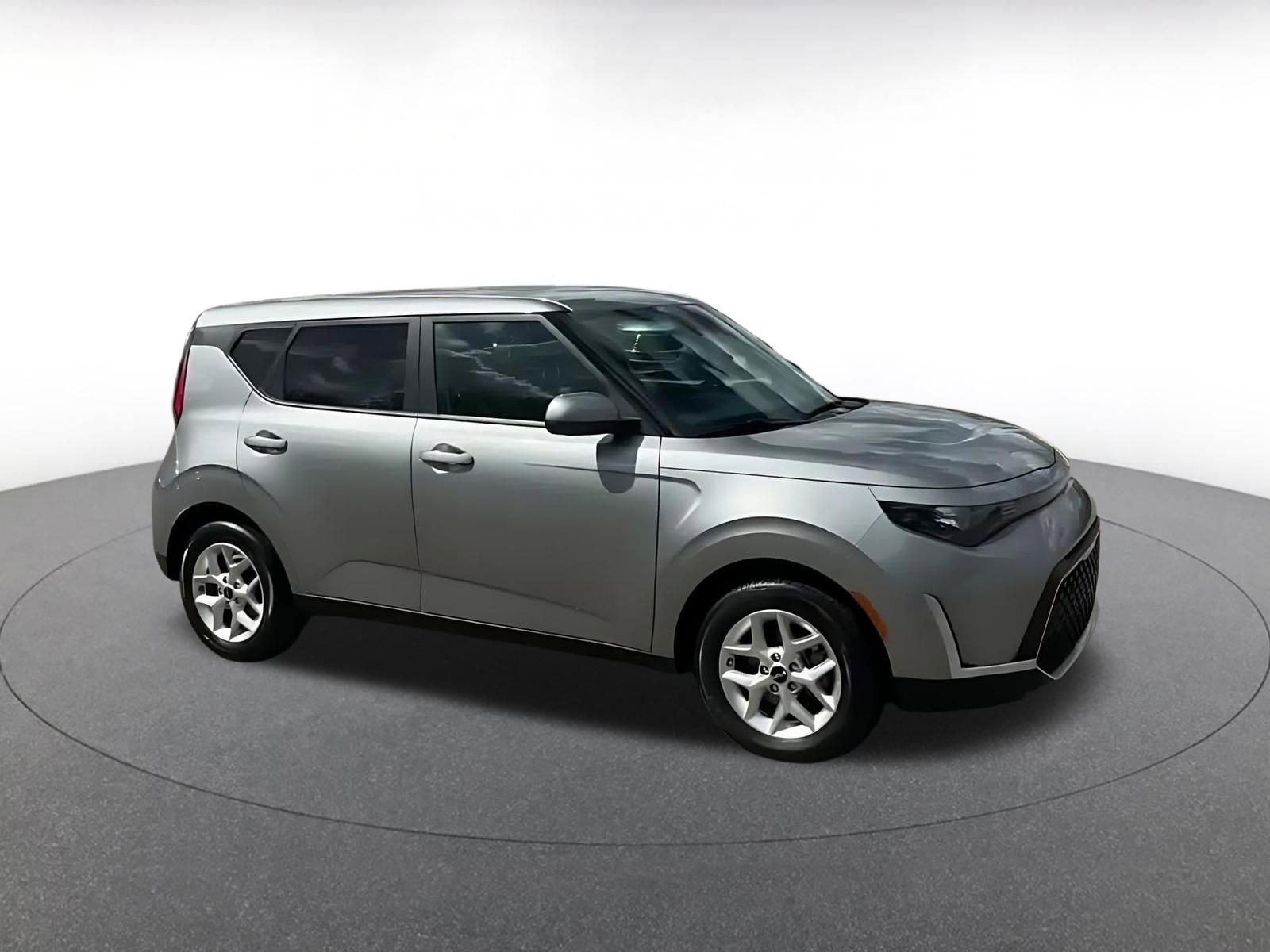 Used 2025 Kia Soul LX w/ LX Technology Package image 2