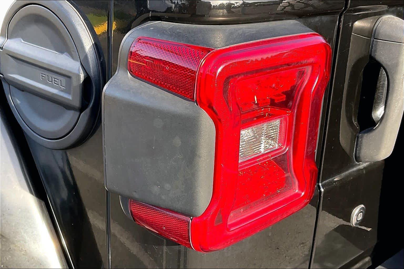 Used 2018 Jeep Wrangler Unlimited Sahara AWD/4WD image 27