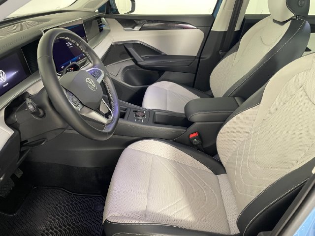 Used 2025 Volkswagen Tiguan SE AWD/4WD image 2