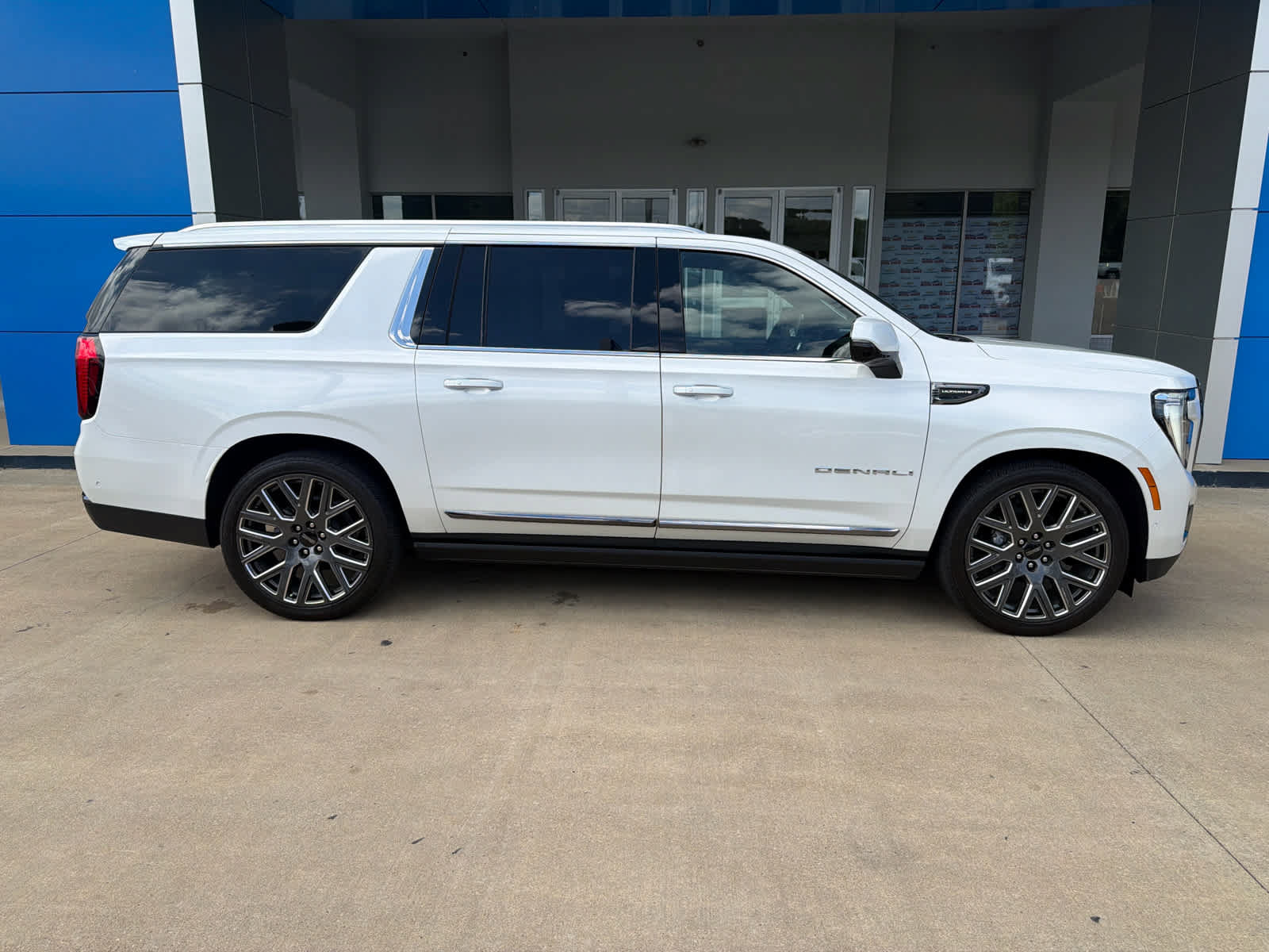 Used 2025 GMC Yukon XL Denali Ultimate AWD/4WD image 8