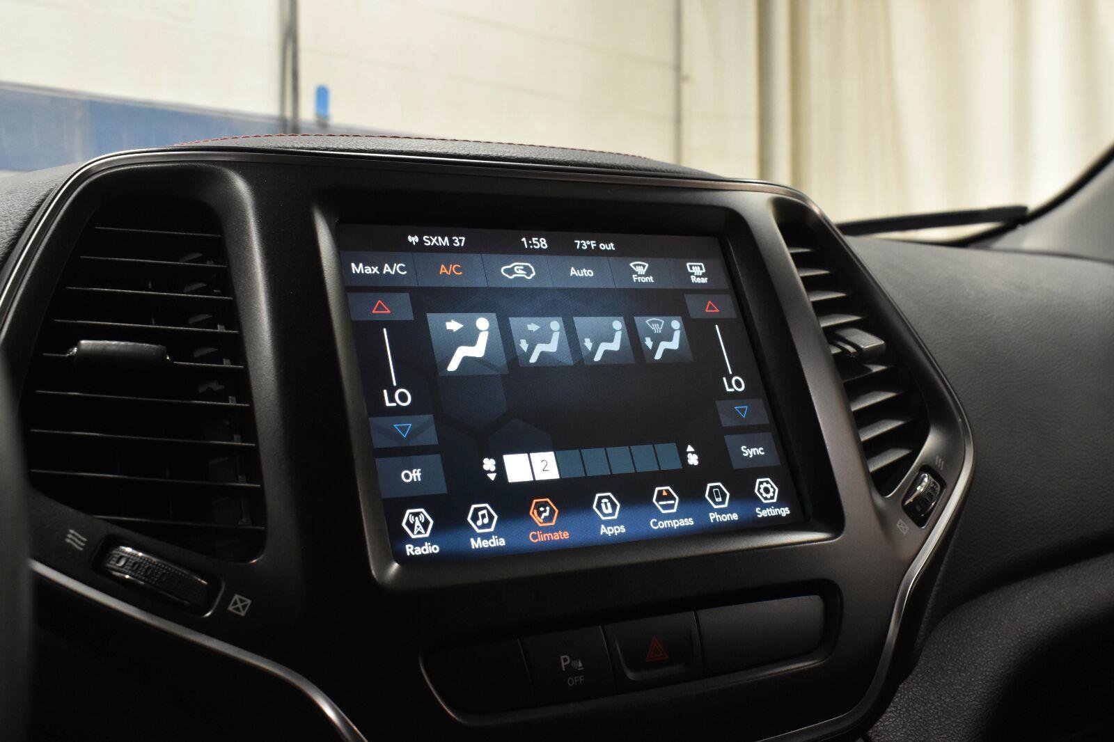 Used 2019 Jeep Cherokee Trailhawk AWD/4WD image 15