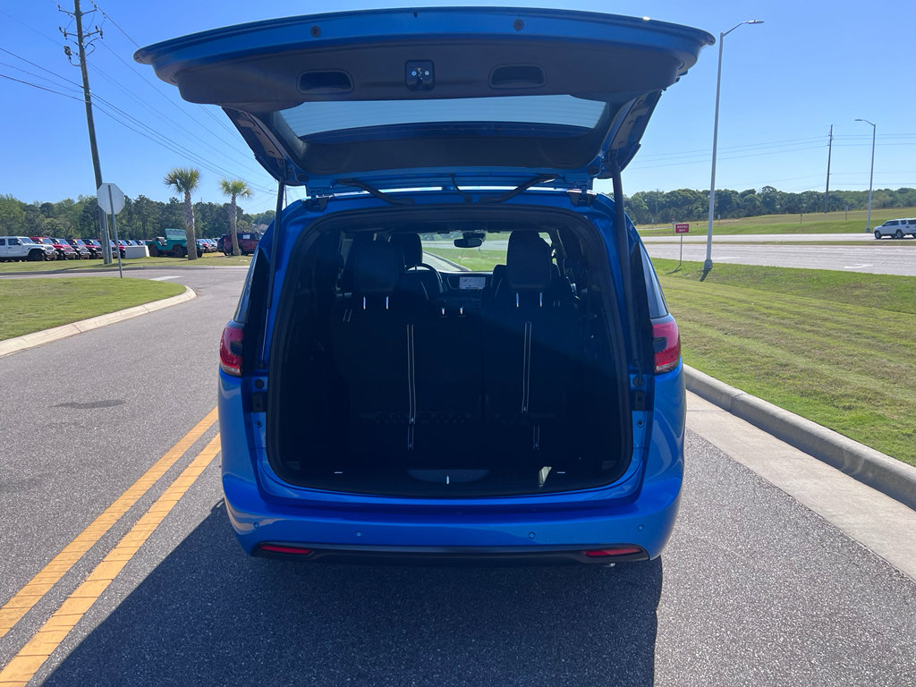 New 2026 Chrysler Pacifica Select w/ S Appearance Package FWD image 9