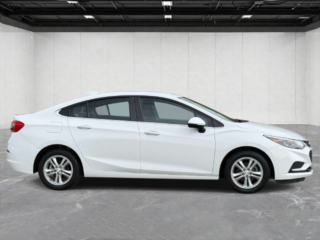 Used 2017 Chevrolet Cruze LT w/ Convenience Package FWD image 4