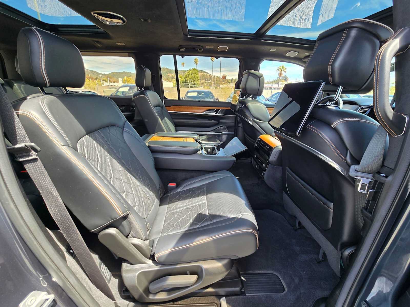 Used 2022 Jeep Grand Wagoneer Series III w/ Rear Seat Video Group 1 AWD/4WD image 11