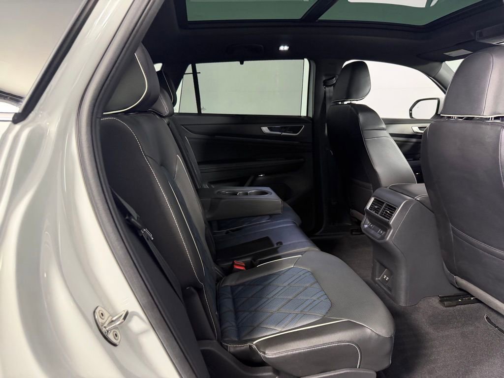 Used 2024 Volkswagen Atlas Cross Sport SEL Premium R-Line AWD/4WD image 31