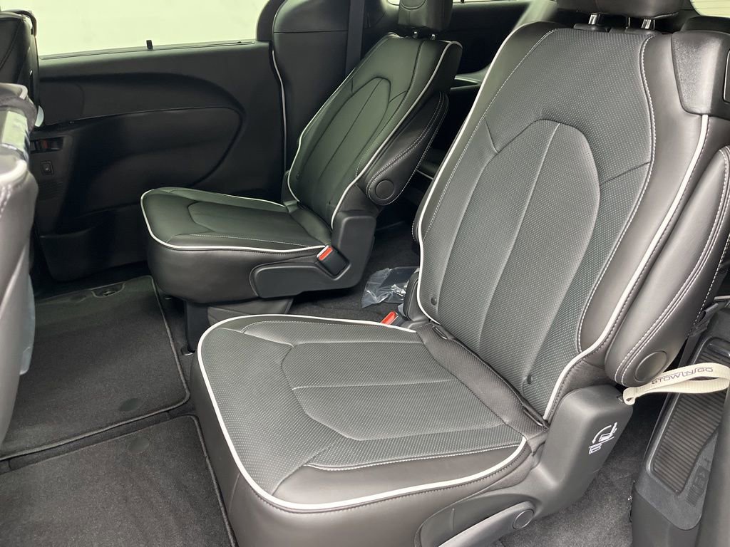 New 2026 Chrysler Pacifica Limited w/ Uconnect Theater Family Group image 6
