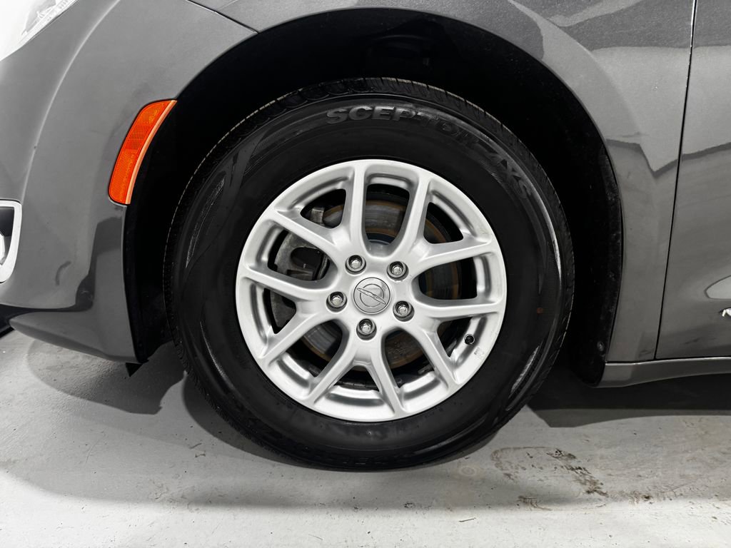 Used 2020 Chrysler Pacifica Touring-L FWD image 6