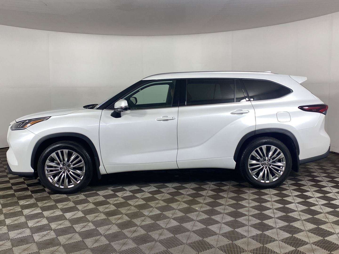 Used 2026 Toyota Highlander Platinum AWD/4WD image 3