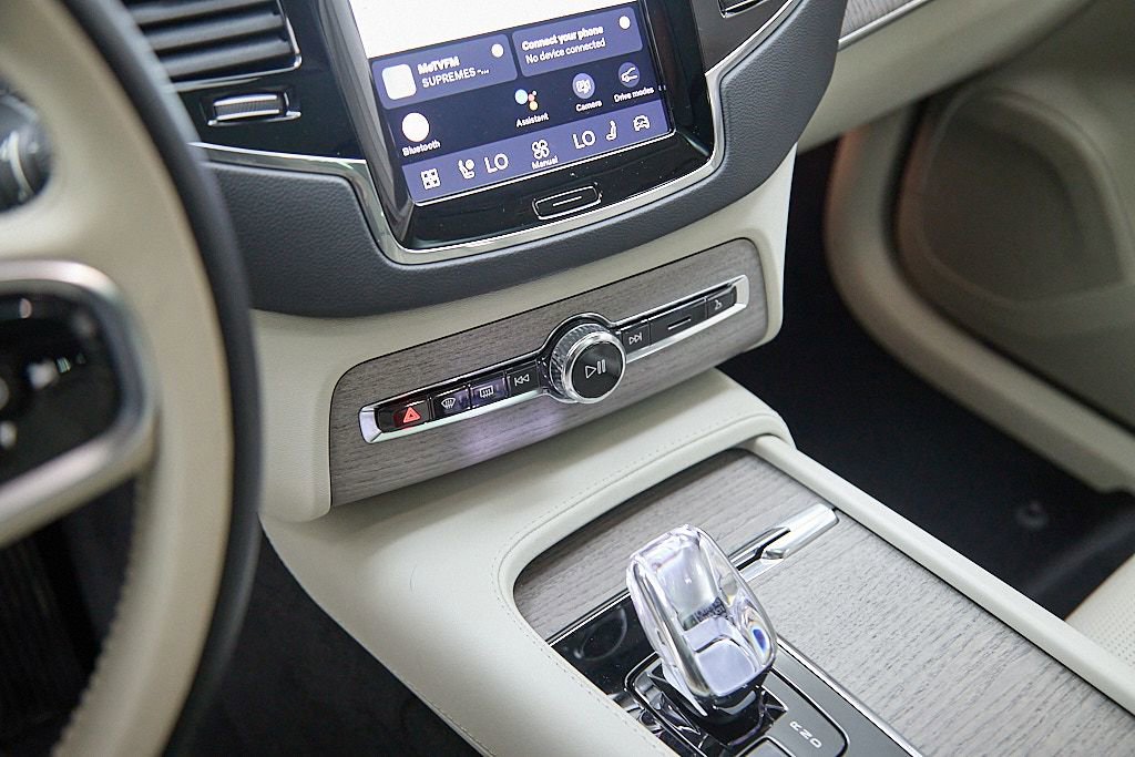 Certified 2023 Volvo XC90 B6 Ultimate w/ Protection Package Premier image 15