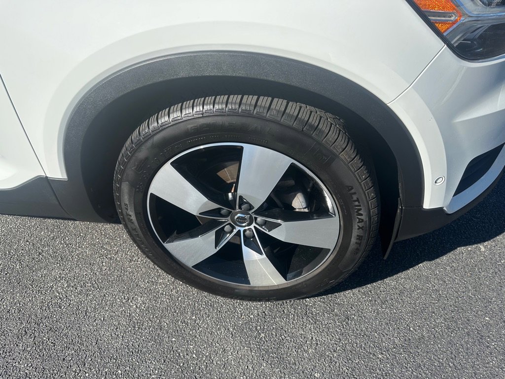 Used 2019 Volvo XC40 T5 Momentum image 9