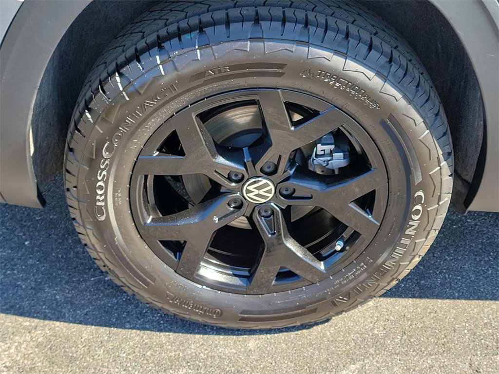 Certified 2025 Volkswagen Atlas Peak Edition SE image 8