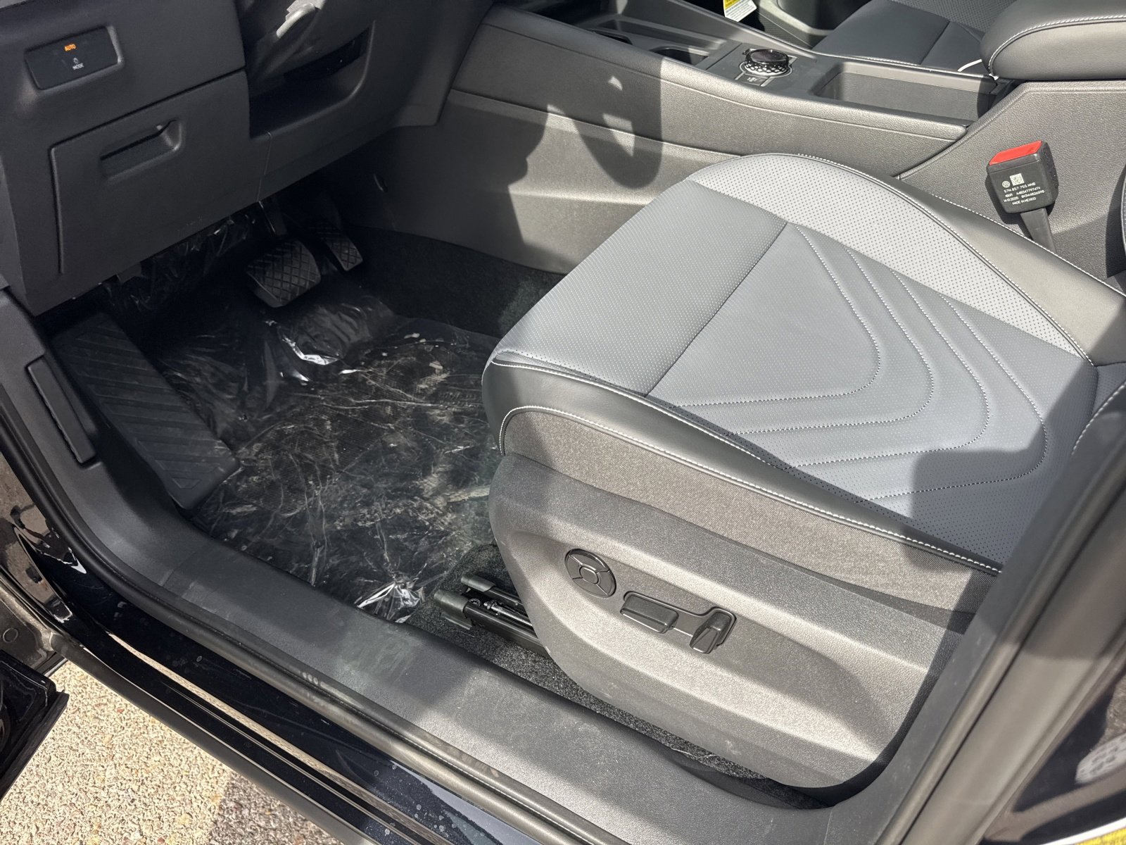 New 2026 Volkswagen Tiguan SE FWD image 16