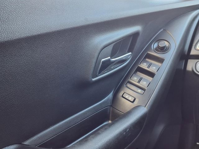 Used 2022 Chevrolet Trax LT w/ LT Convenience Package image 17