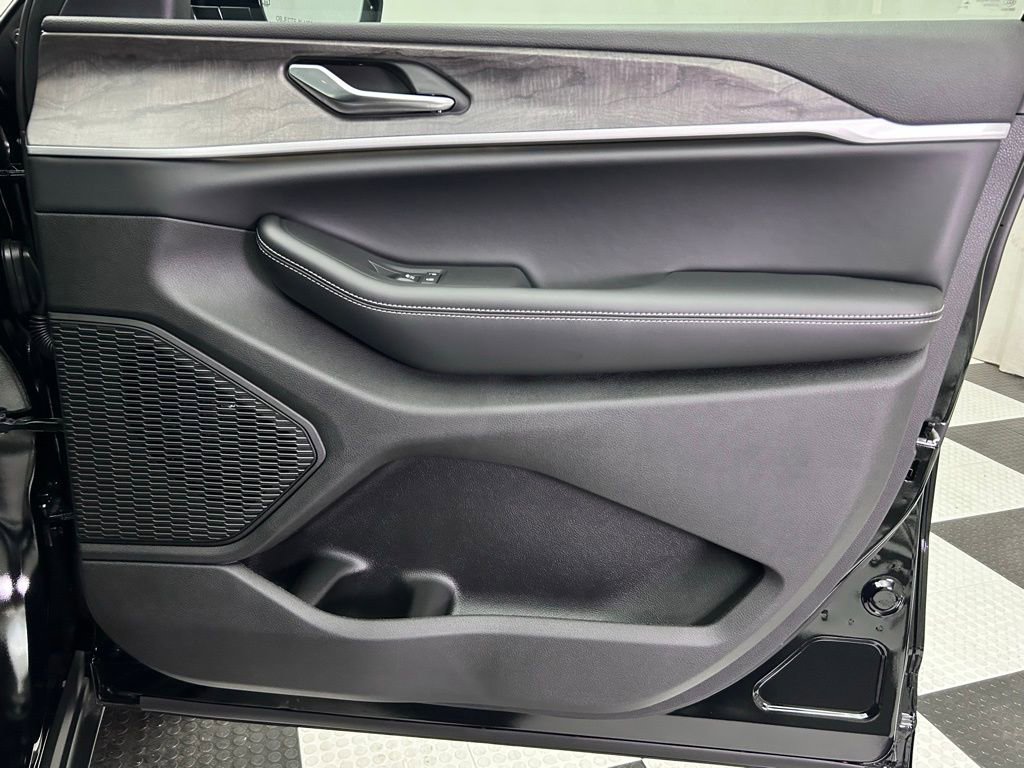 New 2025 Jeep Grand Cherokee Limited w/ Black Appearance Package image 21