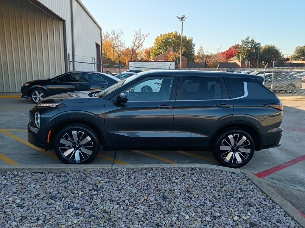 Used 2025 Mitsubishi Outlander SE image 4