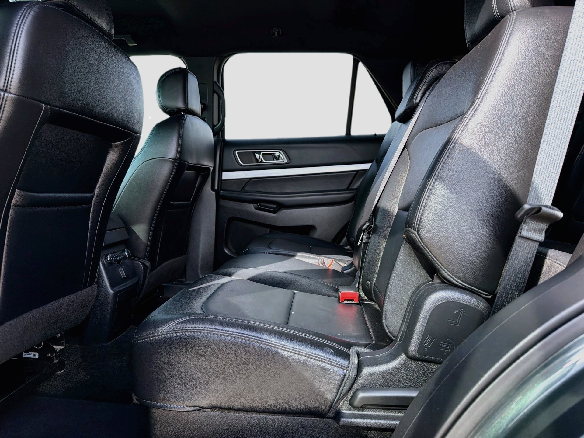 Used 2016 Ford Explorer XLT w/ Equipment Group 202A FWD image 27
