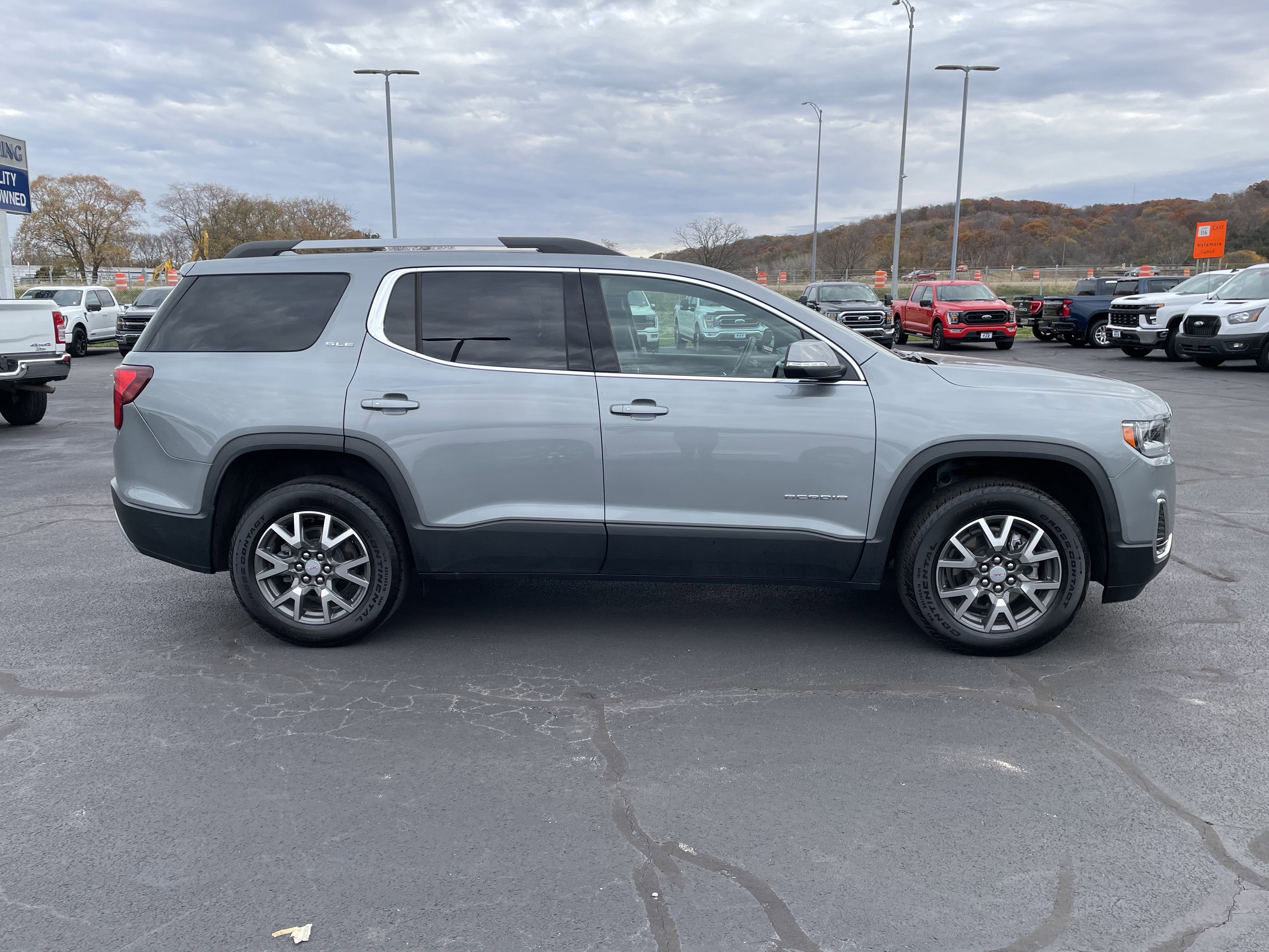 Used 2023 GMC Acadia SLE w/ Driver Convenience Package image 9