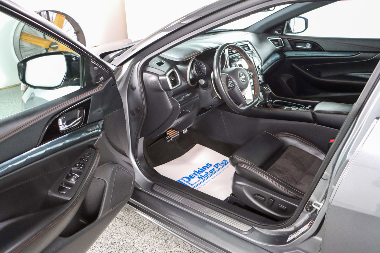 Used 2023 Nissan Maxima SR w/ Sport Mat Group FWD image 3