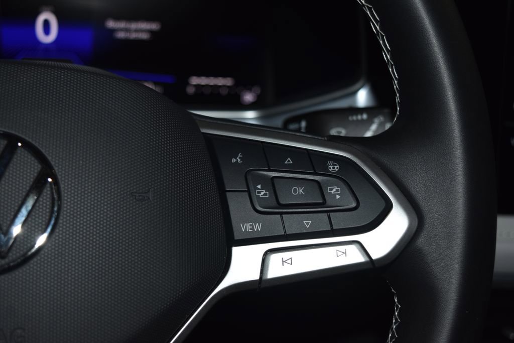 Certified 2025 Volkswagen Taos SE w/ Panoramic Sunroof Package image 8