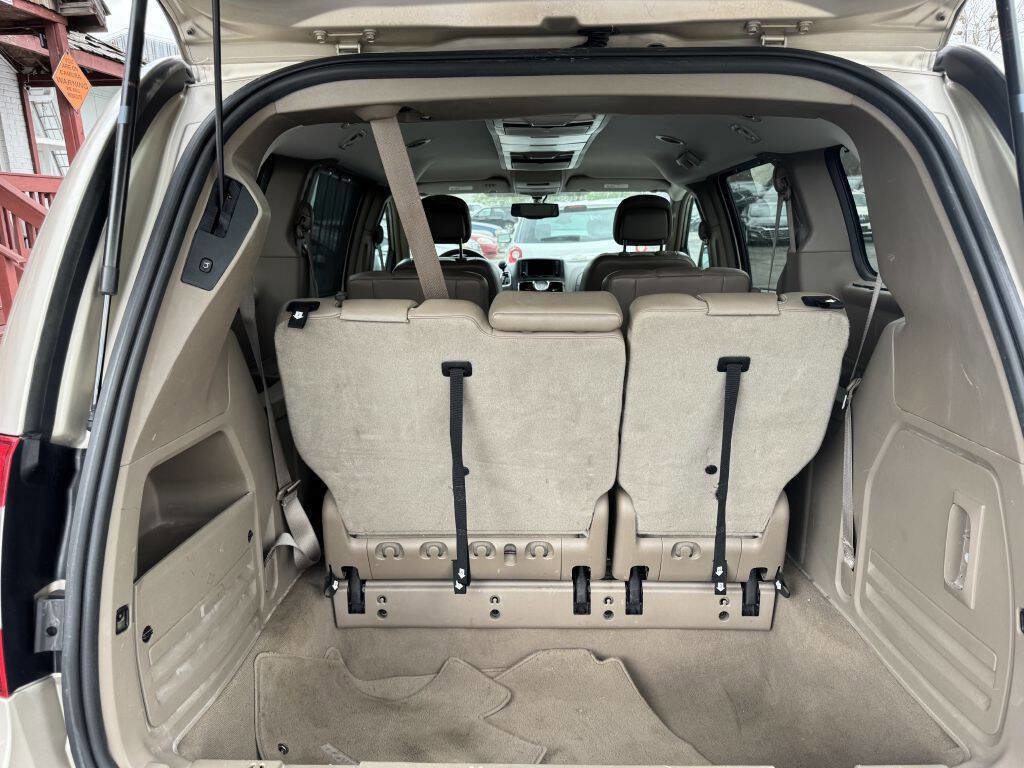 Used 2014 Chrysler Town & Country Touring-L image 5