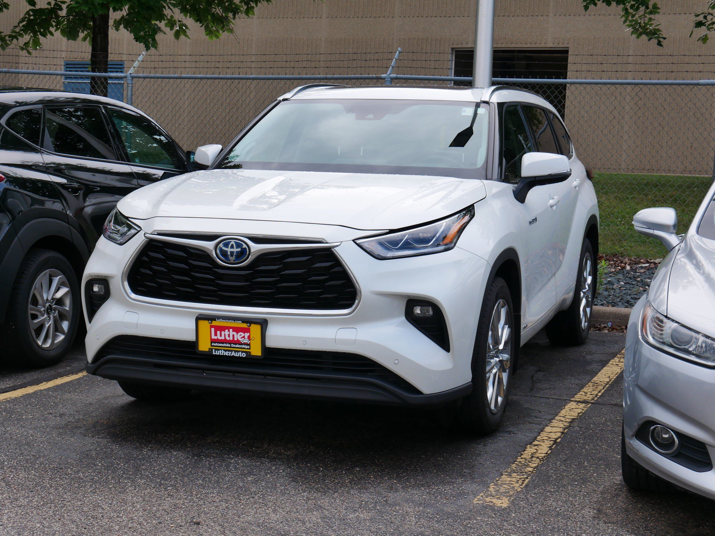 Used 2021 Toyota Highlander Limited AWD/4WD image 3