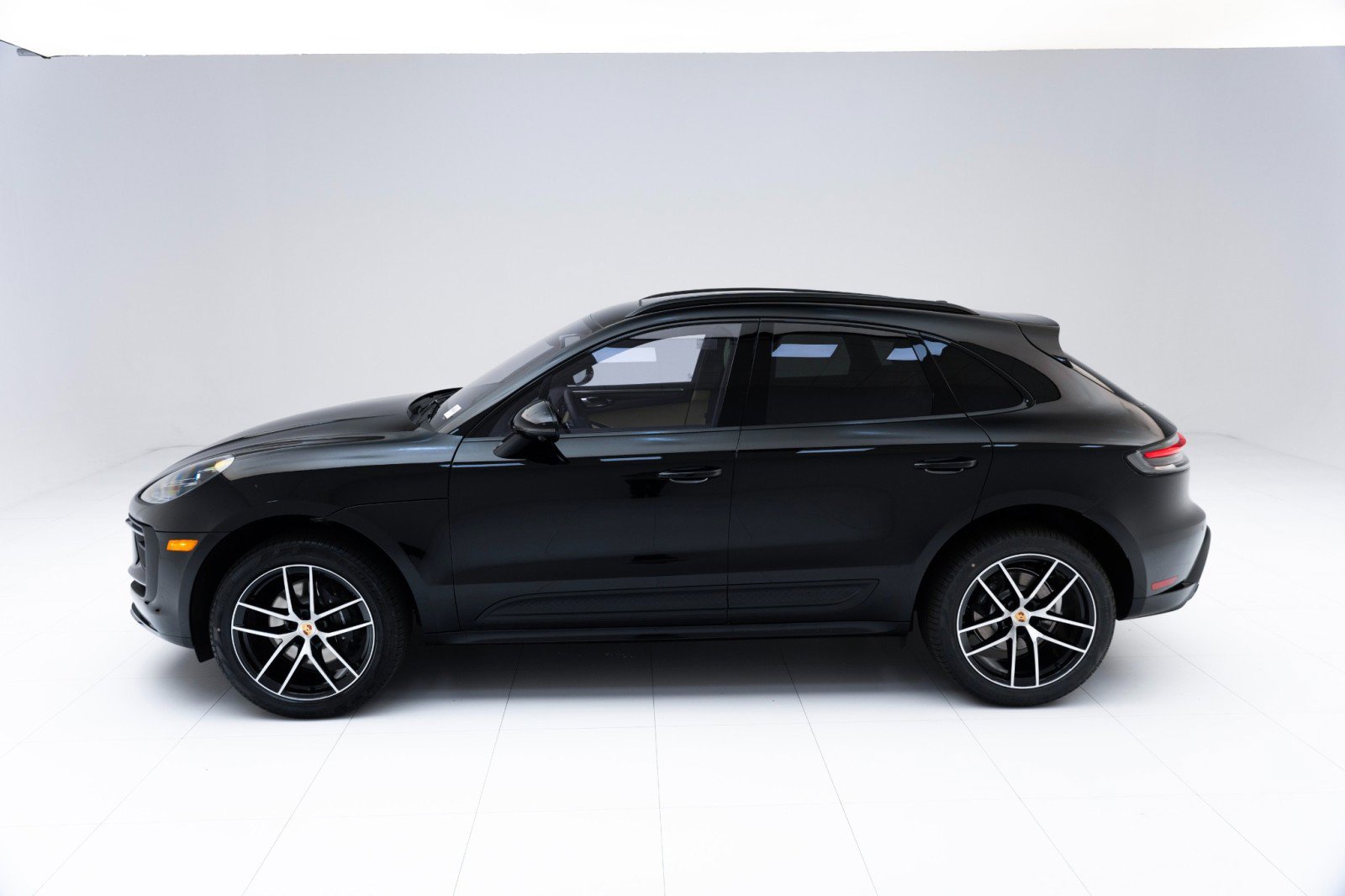 Certified 2025 Porsche Macan AWD/4WD image 2
