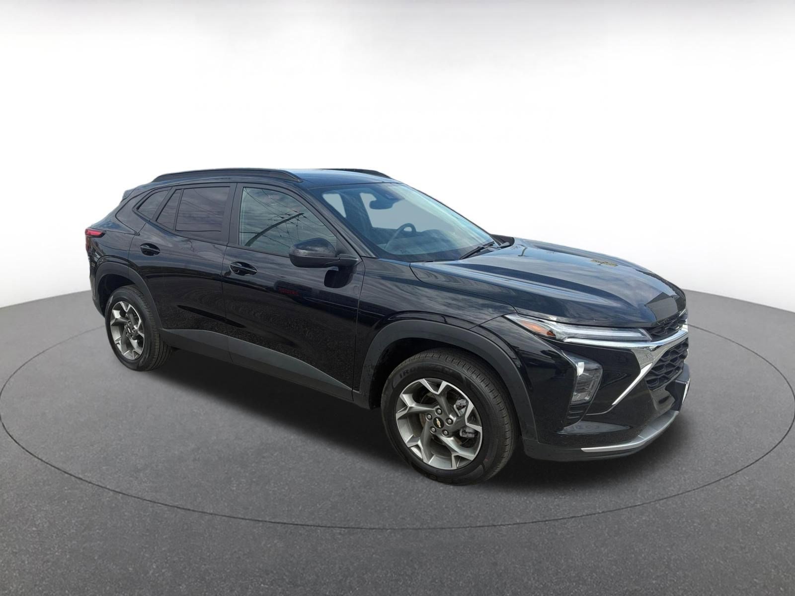 Used 2025 Chevrolet Trax LT image 1