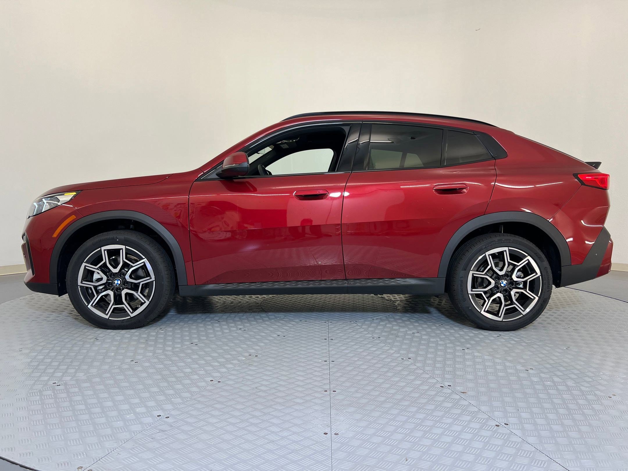 Used 2025 BMW X2 xDrive28i w/ Premium Package AWD/4WD image 2