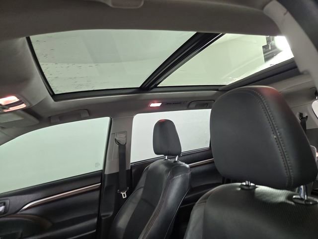 Used 2014 Toyota Highlander Limited Platinum AWD/4WD image 32