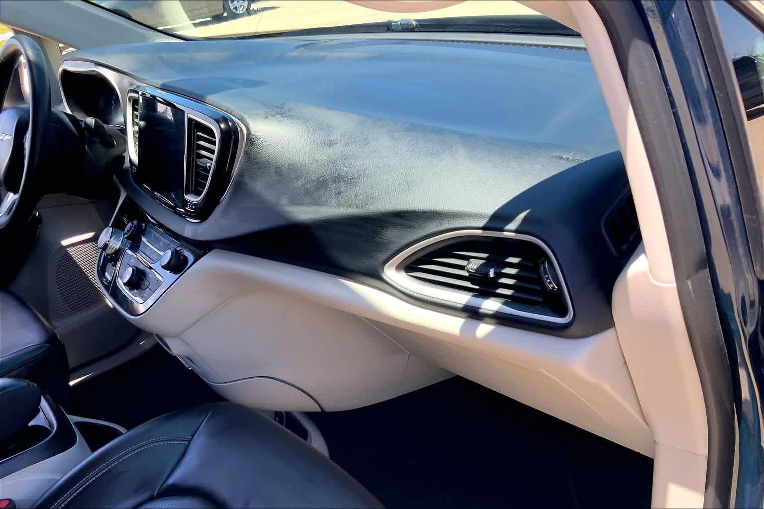 Used 2023 Chrysler Pacifica Touring-L FWD image 19