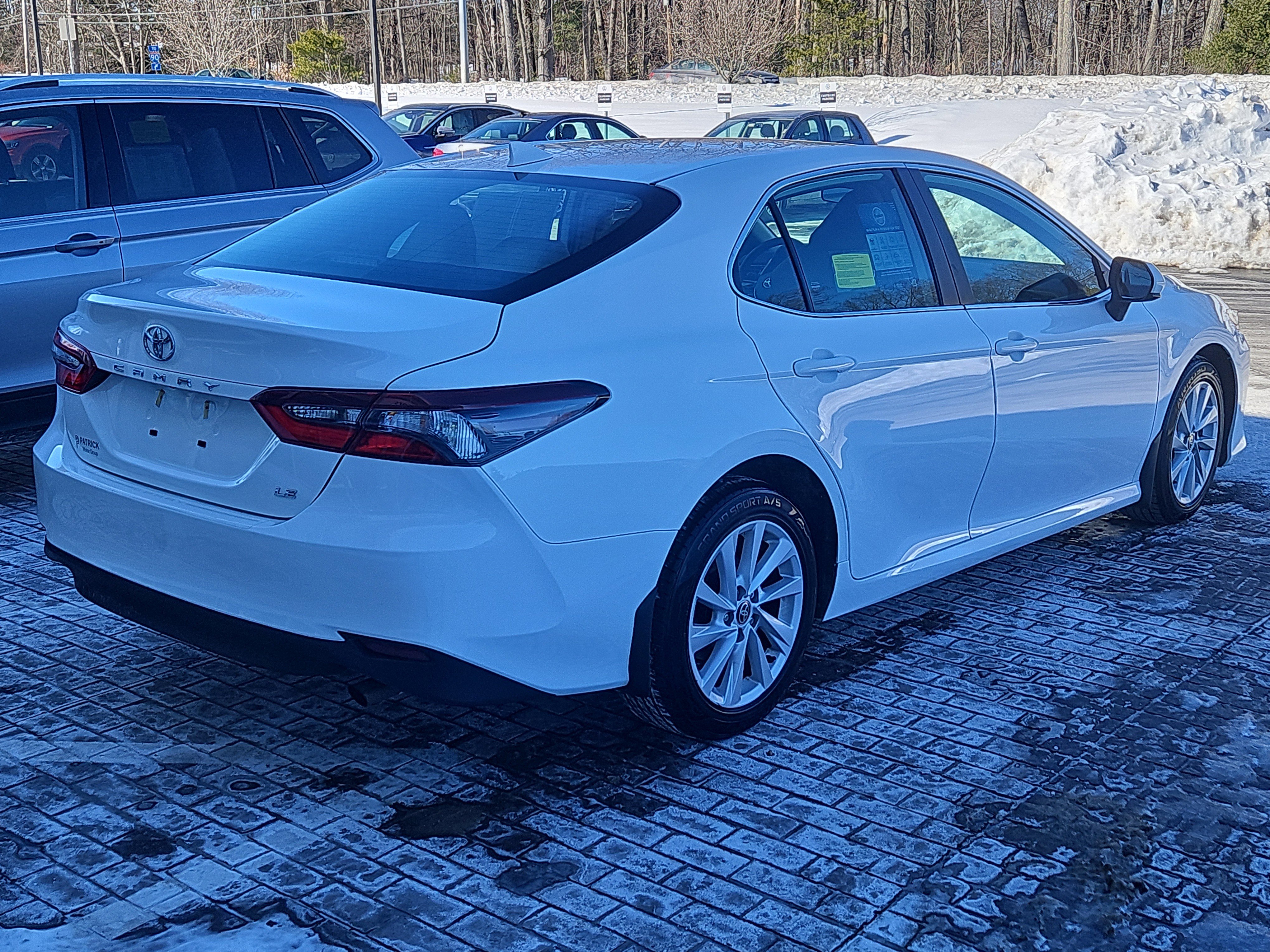 Used 2022 Toyota Camry LE image 2