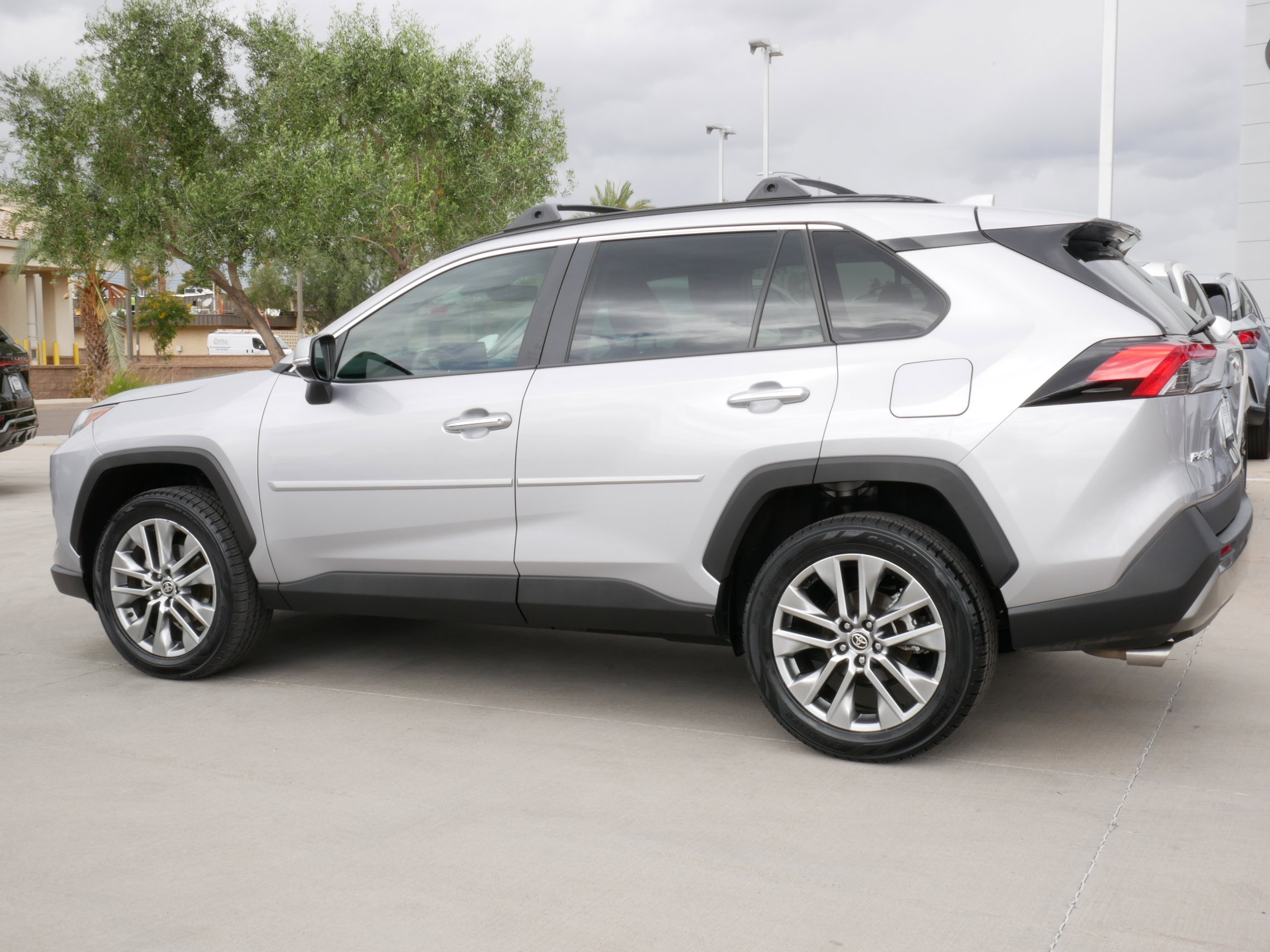 Used 2023 Toyota RAV4 Limited image 5