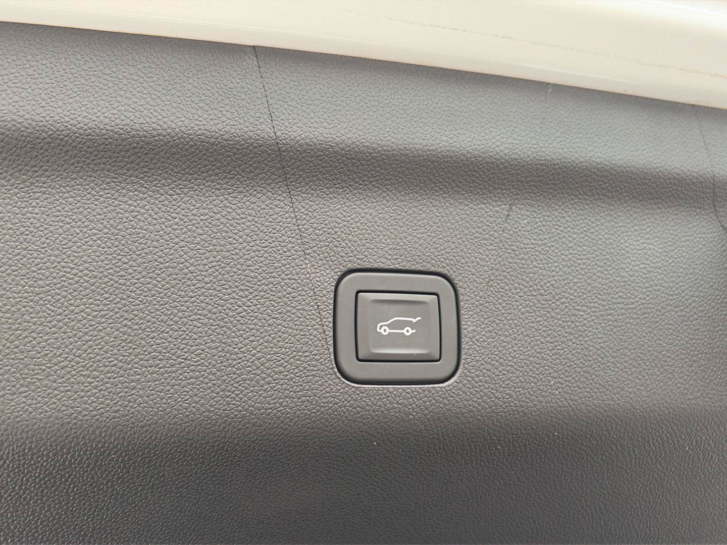 Used 2026 Chevrolet Suburban High Country AWD/4WD image 19