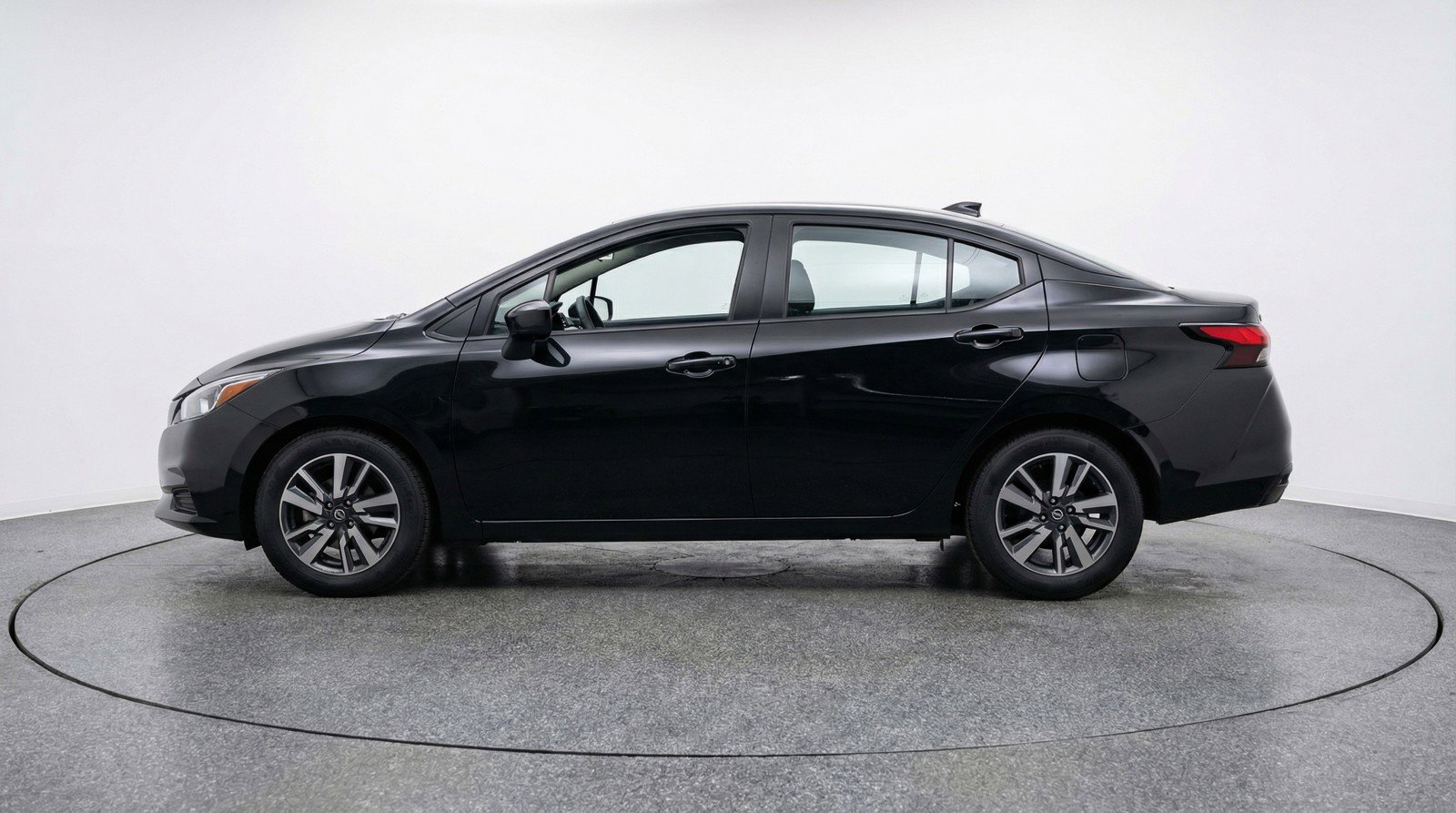 Used 2025 Nissan Versa SV image 5