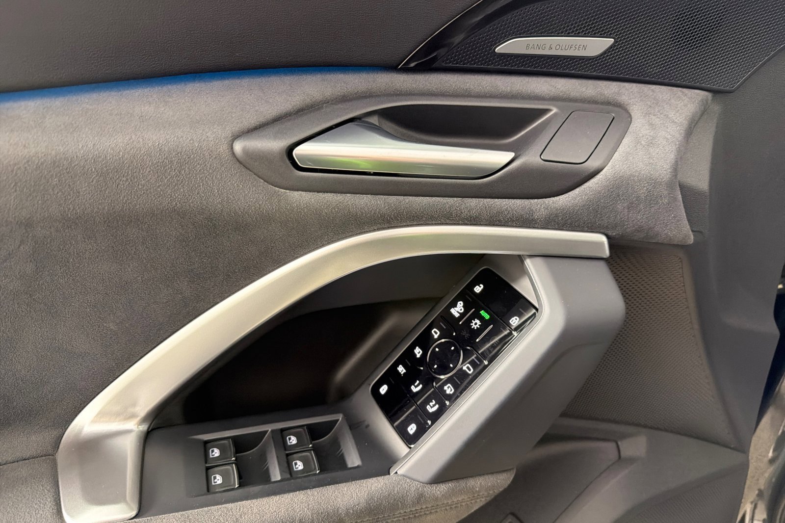 Used 2025 Audi SQ5 Premium Plus w/ Premium Plus Package image 10