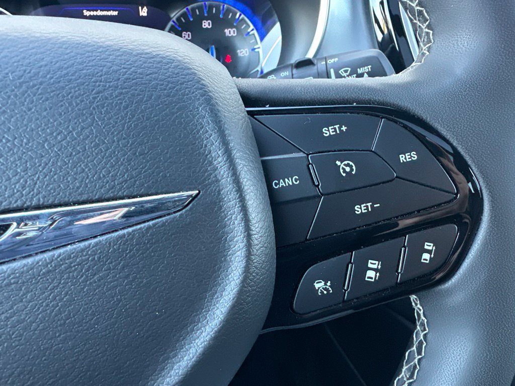 Used 2025 Chrysler Pacifica Limited FWD image 43