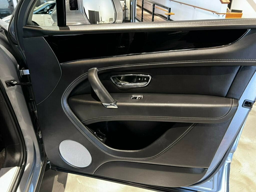Used 2018 Bentley Bentayga AWD/4WD image 18