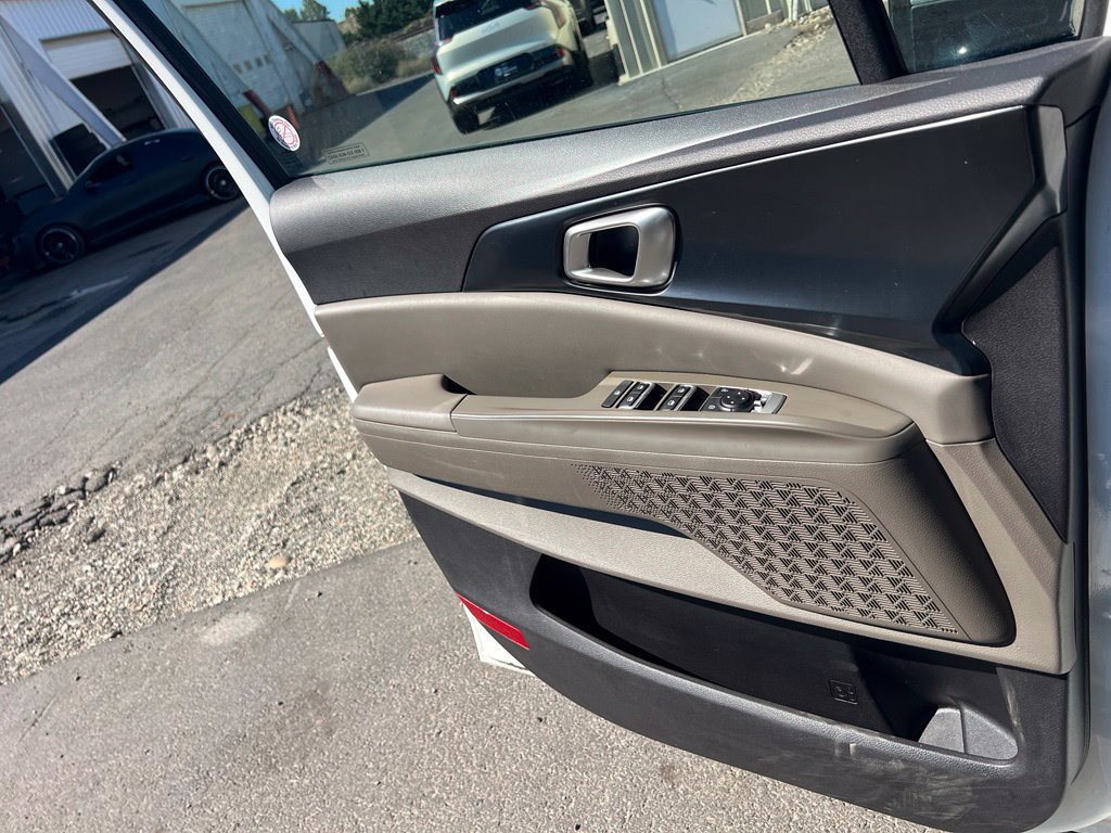 Used 2025 Kia Carnival FWD image 20