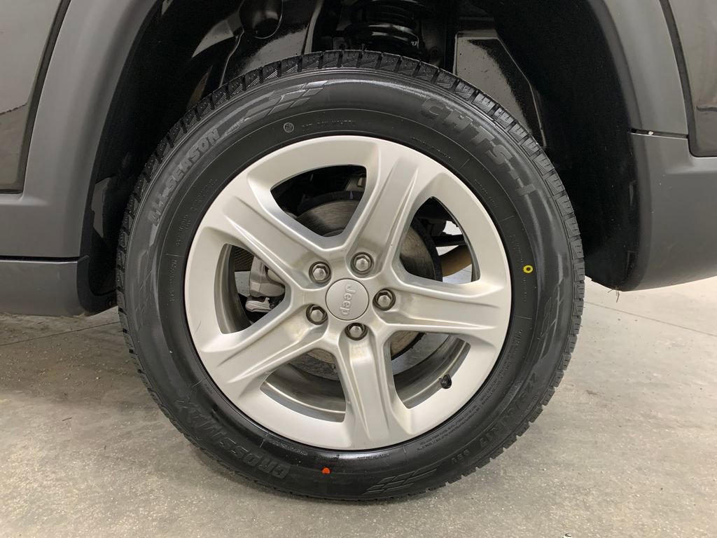 Used 2023 Jeep Compass Sport image 4