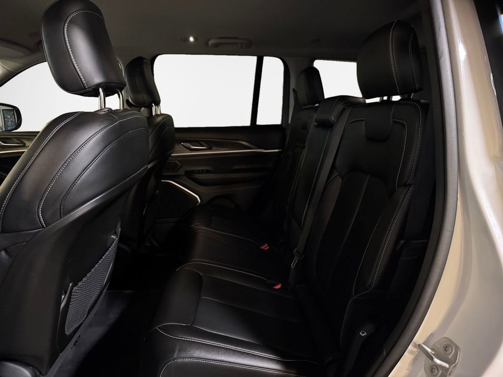 Used 2023 Jeep Grand Cherokee Limited w/ Black Appearance Package image 24