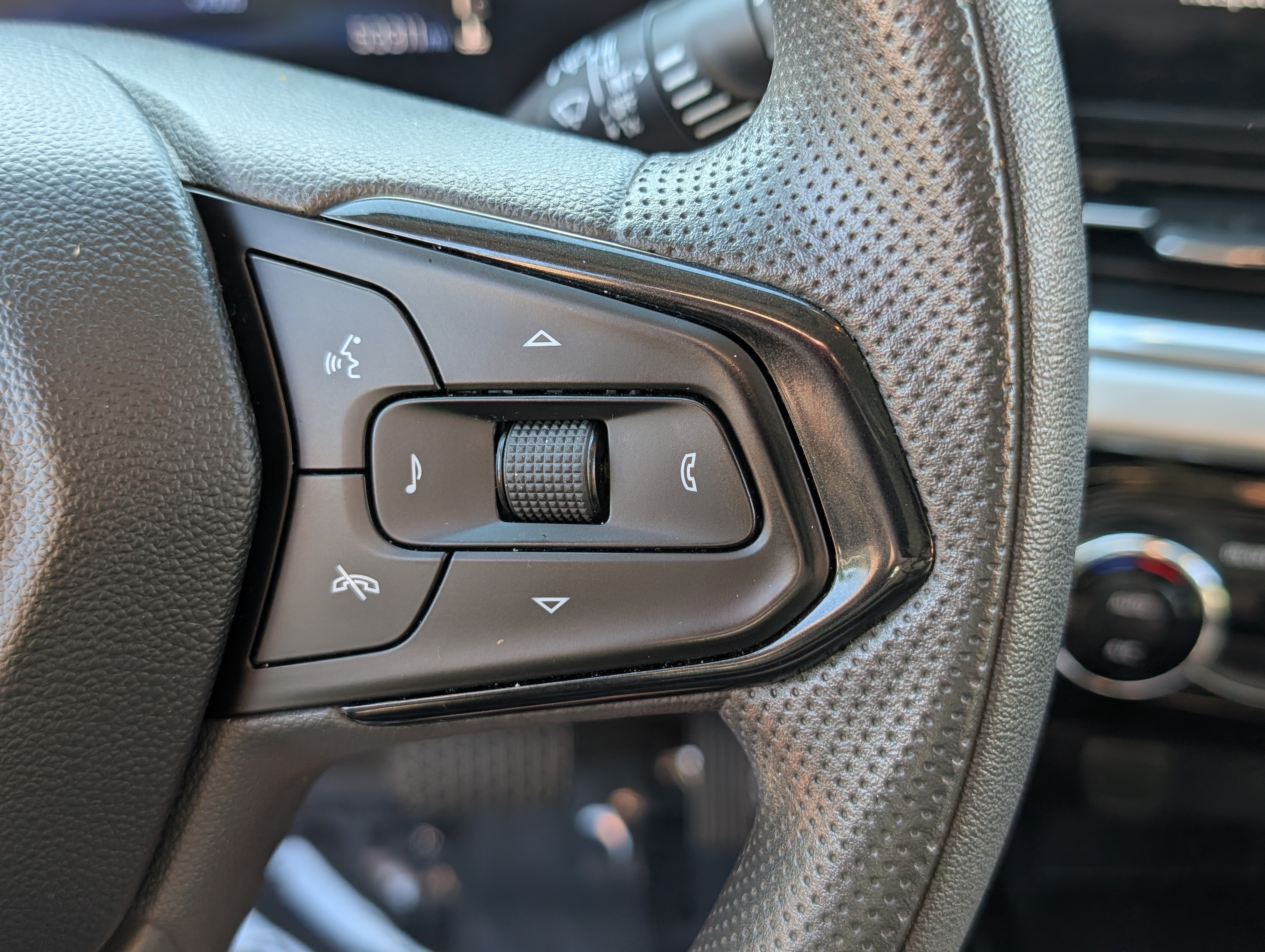 Used 2024 Chevrolet Trax LT FWD image 21