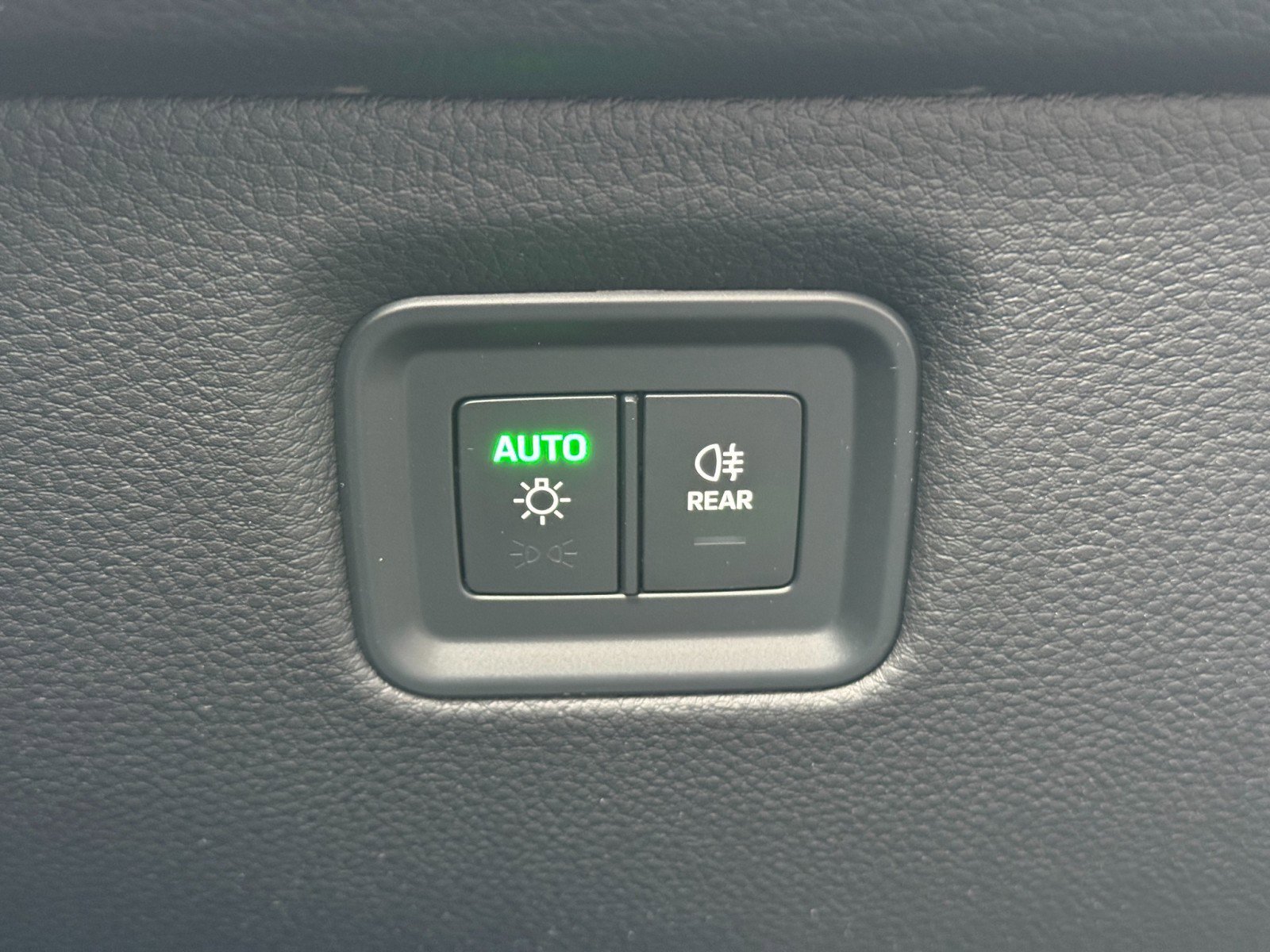 Used 2024 Porsche Cayenne w/ Premium Package image 18