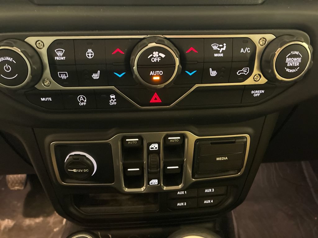 Used 2018 Jeep Wrangler Unlimited Sahara w/ Dual Top Group AWD/4WD image 15