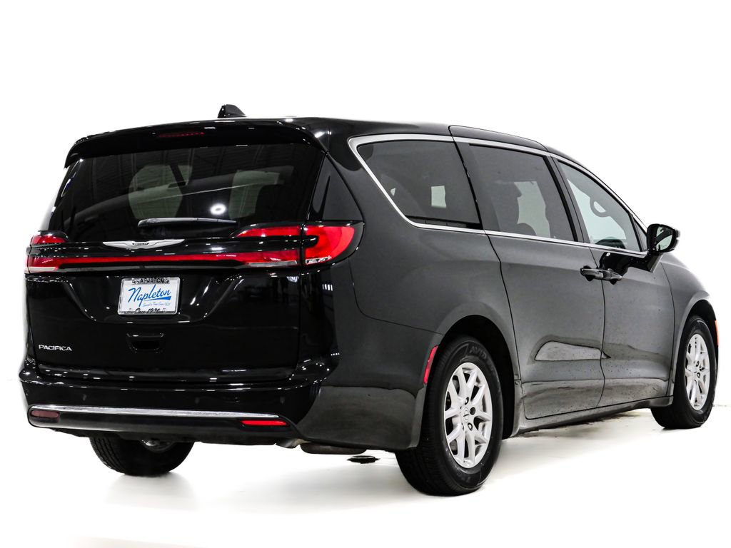Used 2025 Chrysler Pacifica Select FWD image 6