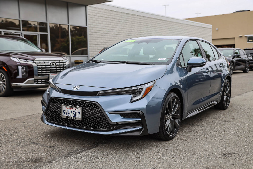 Used 2026 Toyota Corolla SE w/ SE Package FWD image 3