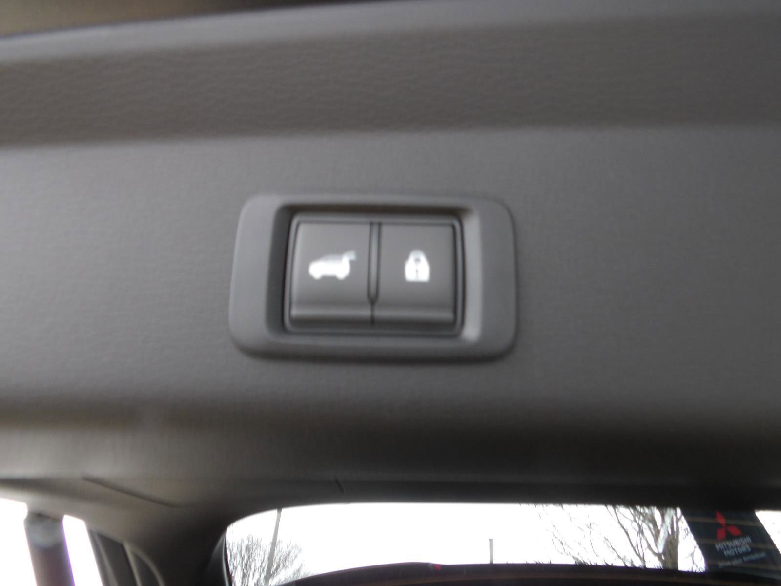 New 2026 Mitsubishi Outlander SEL image 11